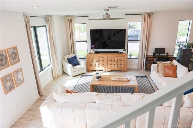 Building Photo - 950 SW Pr Ave