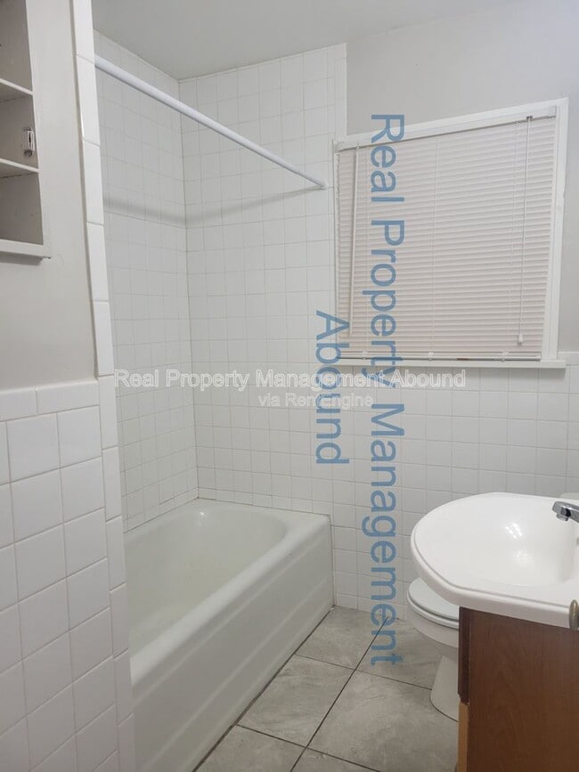 Building Photo - 1415 S New Haven Ave