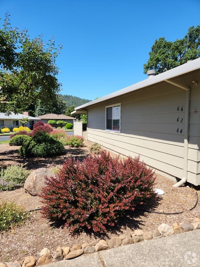 Building Photo - Very nice home w/AIR CONDITIONING in Oakmo...