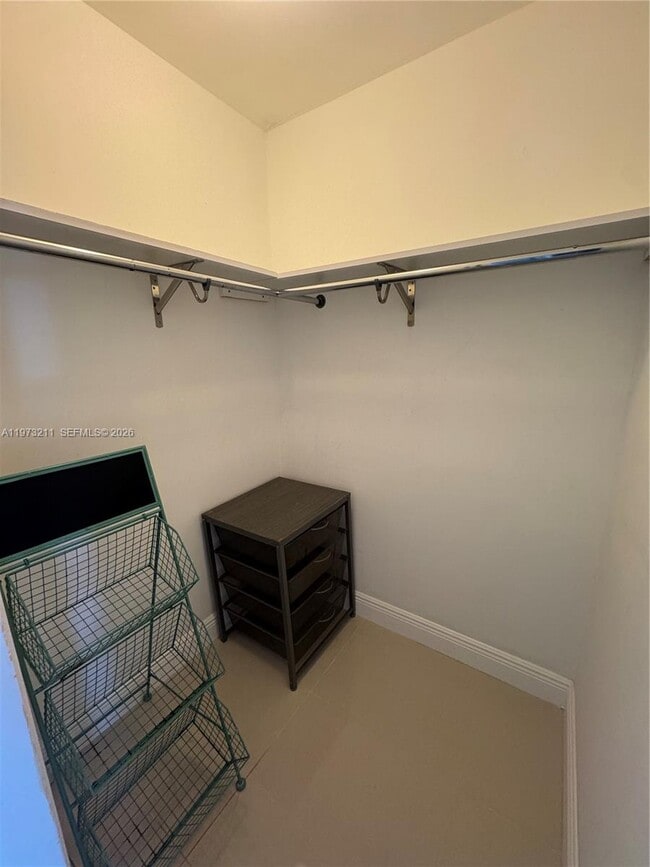 Building Photo - 400 Leslie Dr