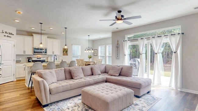 Building Photo - Spacious 4 bed, 2 bath Home with Neighborhood Amenities!