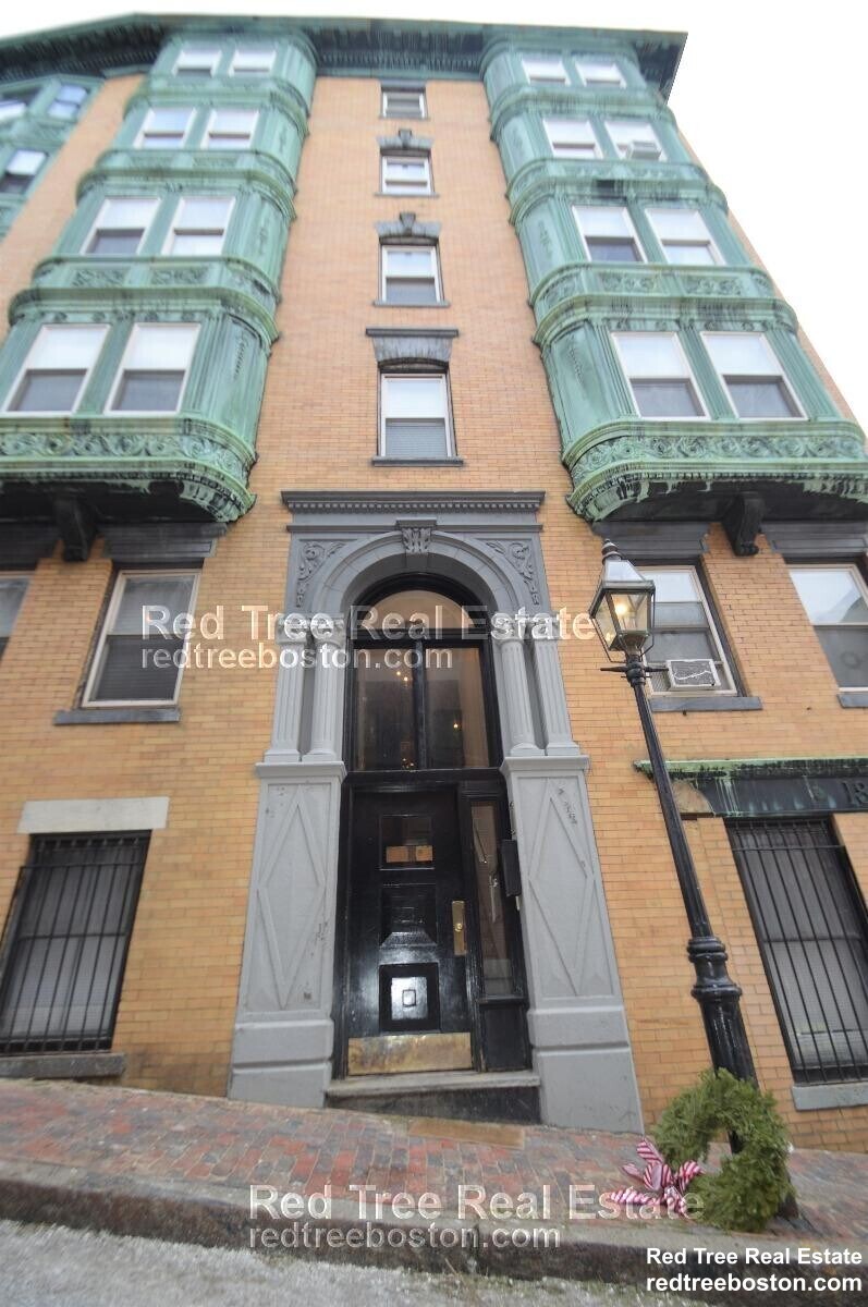 Building Photo - 108 Myrtle St