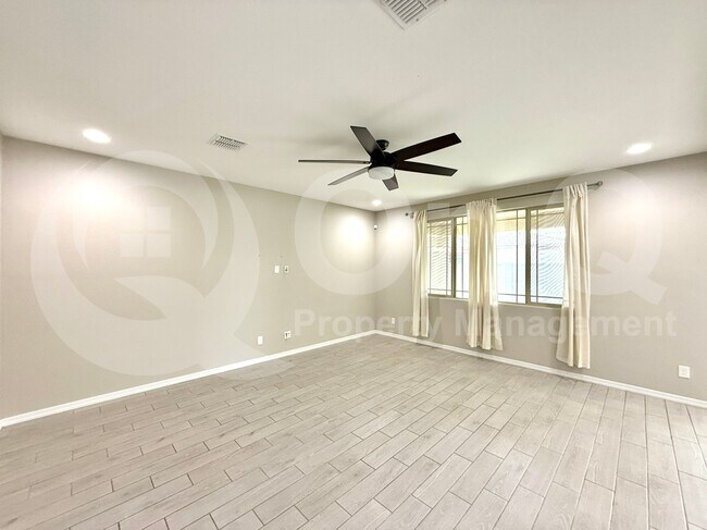 Building Photo - 5542 N 107th Ln