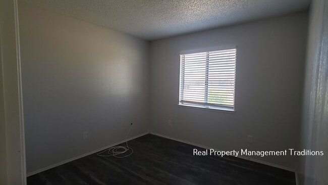 Building Photo - Lake Los Angeles 3 + 2 with HUGE yard!