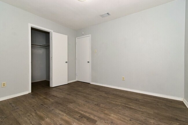 Building Photo - PEPERPORT.3913-3915