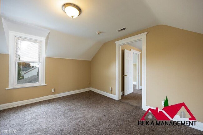 Building Photo - 2 br, 1 bath Triplex - 19336 Martin Rd Apt 3