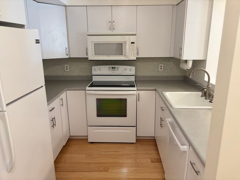 Kitchen - 351 Pemberwick Rd