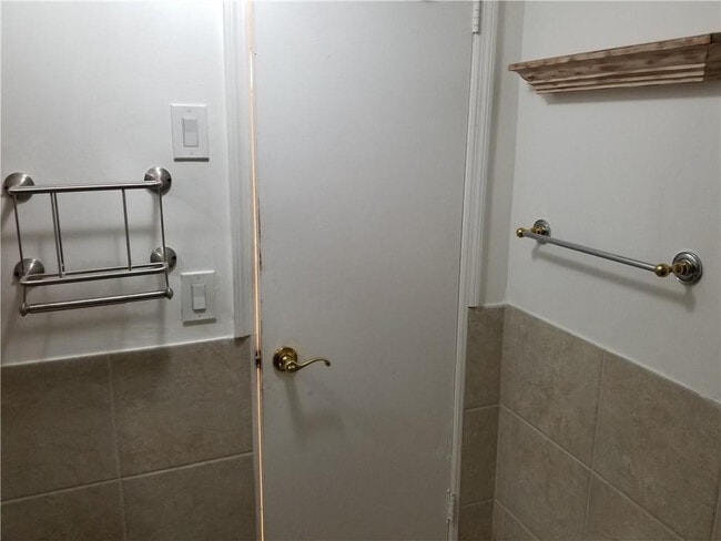 Building Photo - 430 Commodore Dr