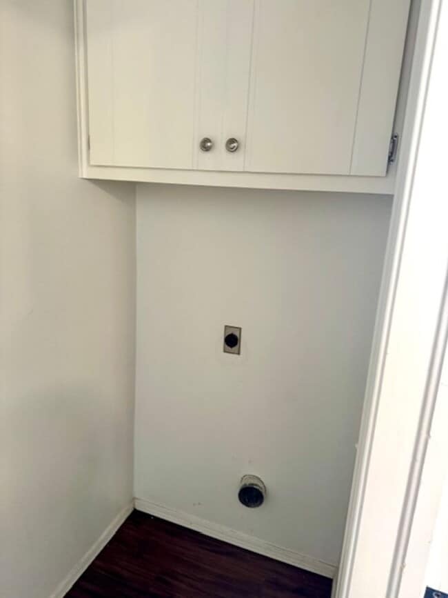 Building Photo - Beautiful updated interior 2 bedroom duple...