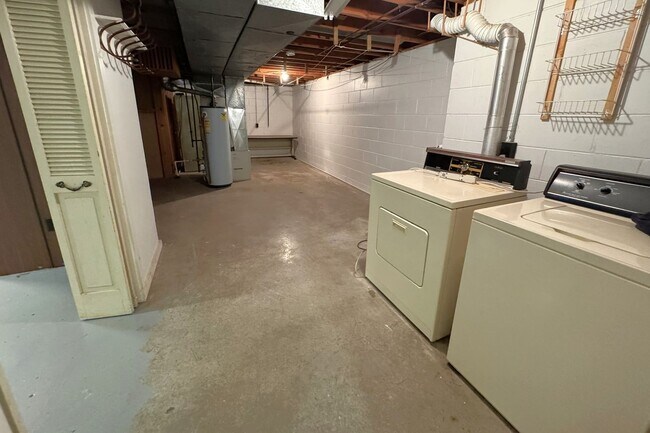 Building Photo - Large 3 Bedroom Home in North Ames just of...