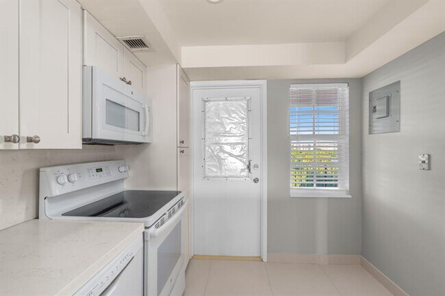 Building Photo - 3050 N Palm Aire Dr