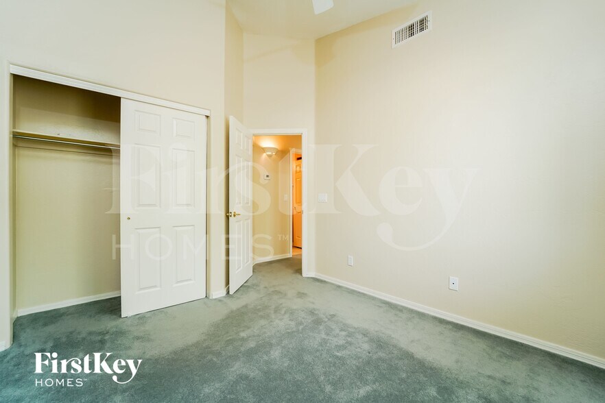 Building Photo - 5240 N Spring Pointe Pl