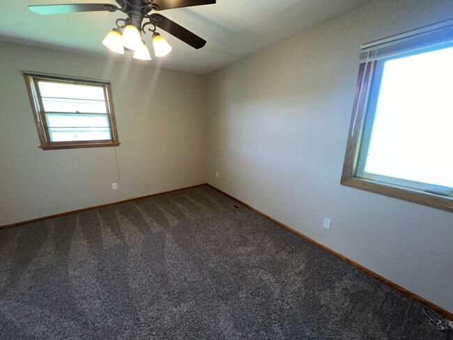 Building Photo - Spacious 3-bed, 2-bath Single Family Home!