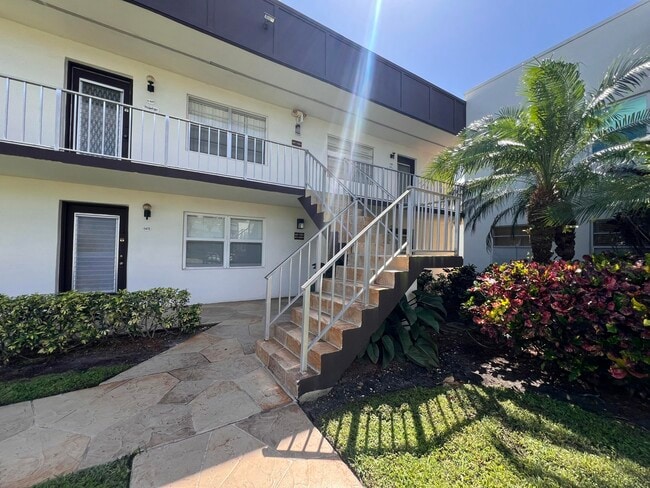 Building Photo - 698 Normandy Ln