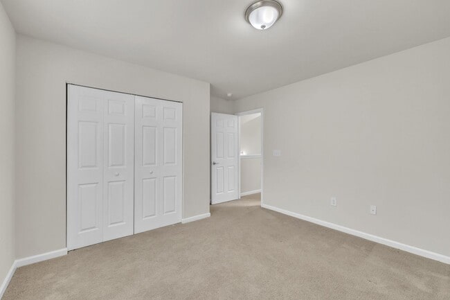 Building Photo - 3 Bedroom Townhome with 2 Car Garage in He...