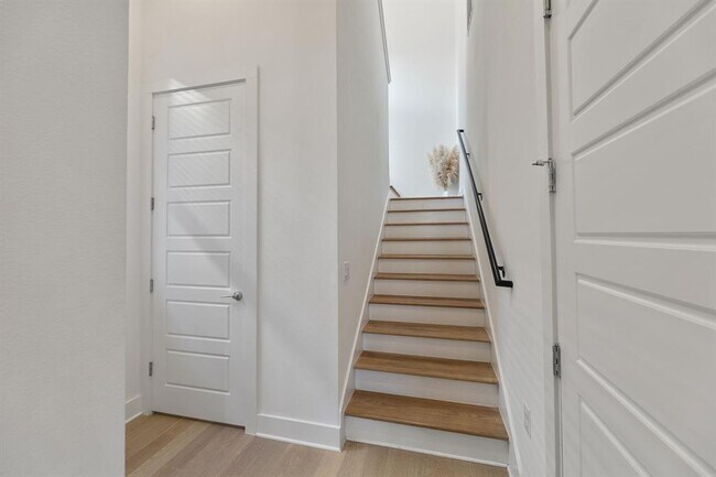 Building Photo - 6101 Florencia Ln