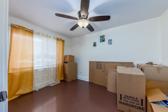 Building Photo - 913 Bern St