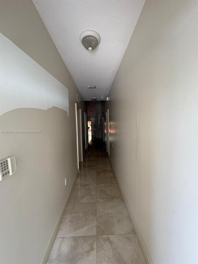 Building Photo - 3279 NE 11th Dr