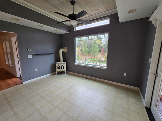 Building Photo - Cute 2 Bedroom House with Lovely Pond and Wooded View