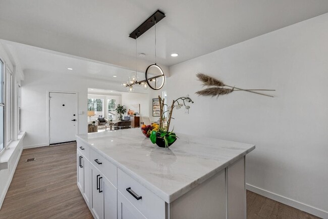 Building Photo - 4730 Melrose Ave