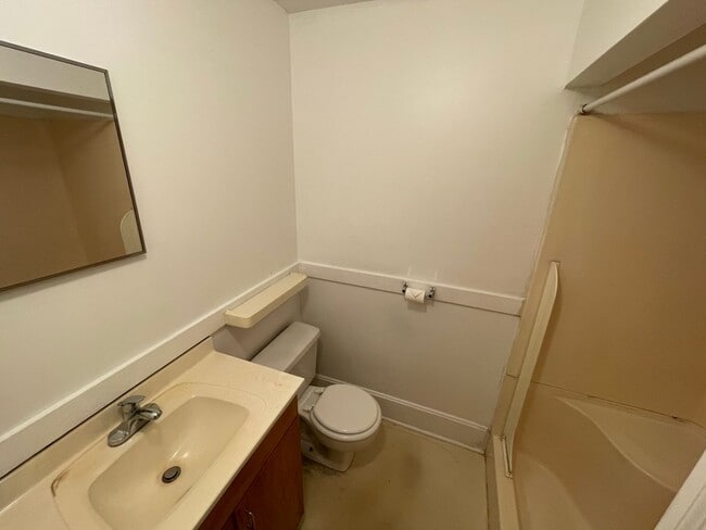 Building Photo - 1 Bedroom, 1 Bathroom Unit in Greensboro!