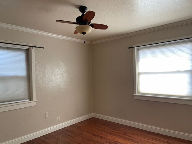 Building Photo - CHARMING 4 BED 2 BATH HOUSE NEAR DOWNTOWN