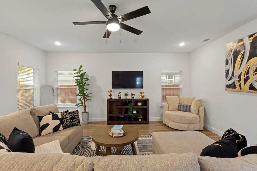 Building Photo - 3122 Chihuahua Ave