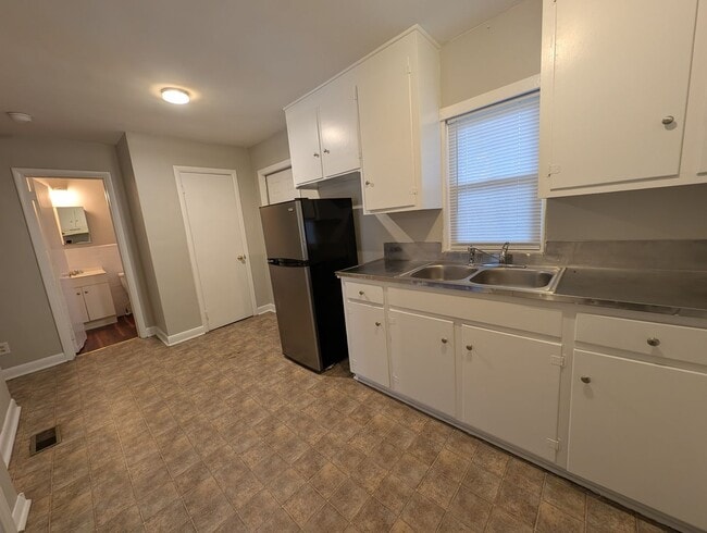 Building Photo - One Bedroom, One bath duplex apartment located in Greenwood Park!