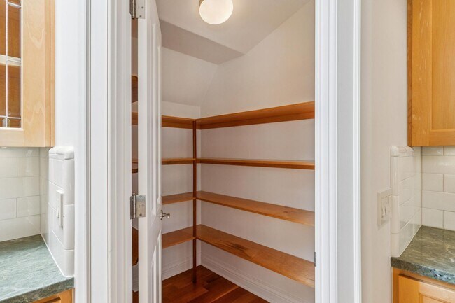 Building Photo - Beautiful, Old-World-style Home in the Heart of Central Menlo Park