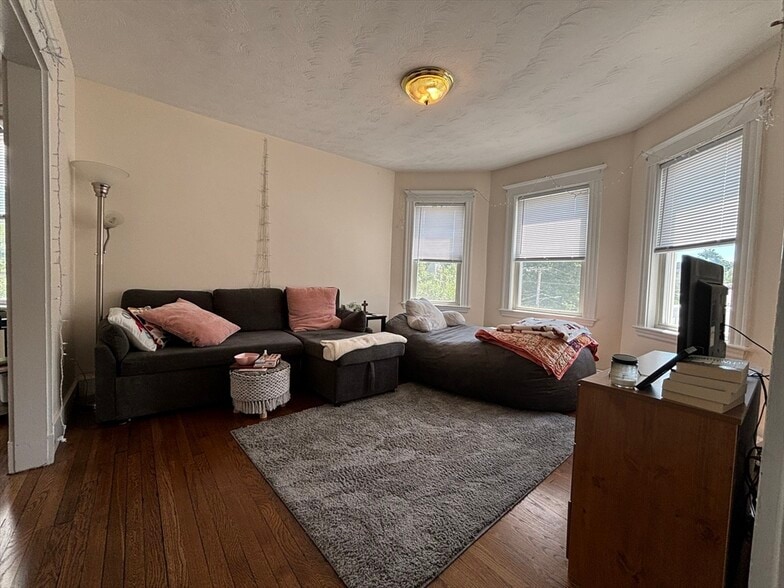 Building Photo - 109 Birch St