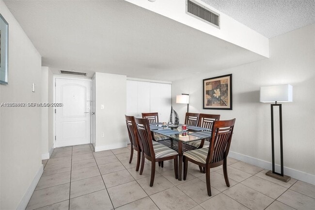 Building Photo - 3625 N Country Club Dr