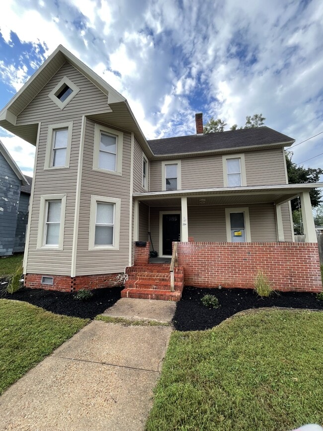 Primary Photo - 204 E Chestnut St