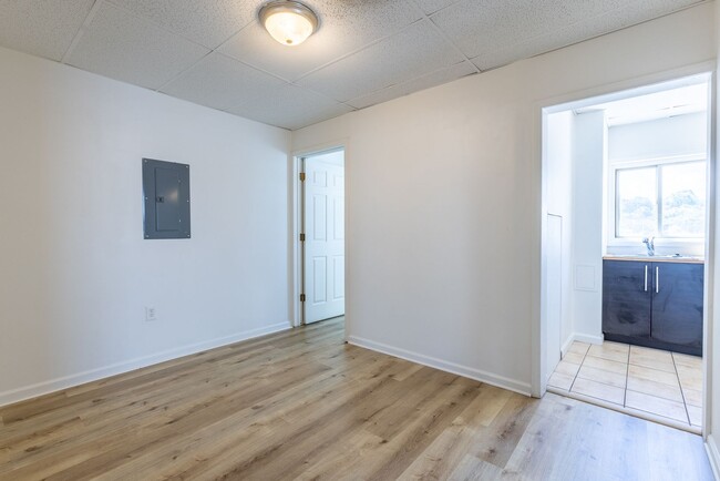 Building Photo - 742 E Warrington Ave