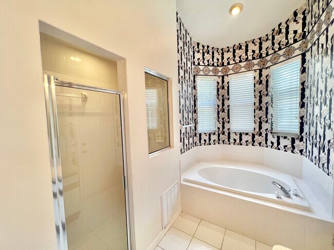 Building Photo - Stunning 3BD/2BTH Pool Home in Tarpon Spri...