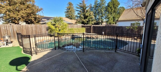 Building Photo - Move in ready w B-I pool