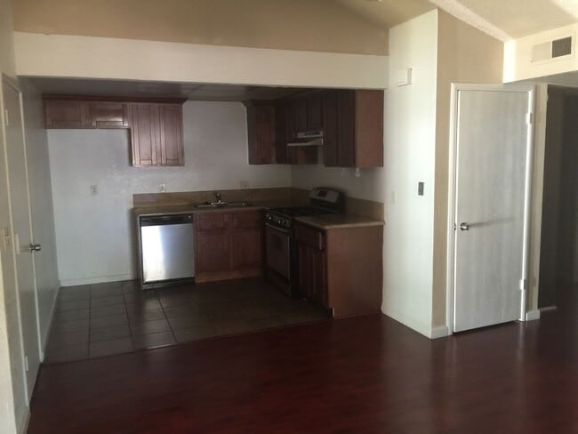 Building Photo - 4925-4927 Indian Oaks Court