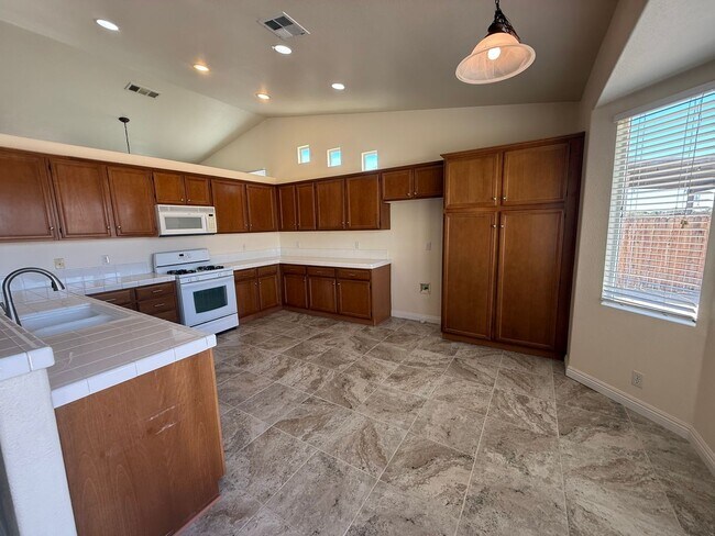 Building Photo - Beautiful Home In Apple Valley Vineyards-4...