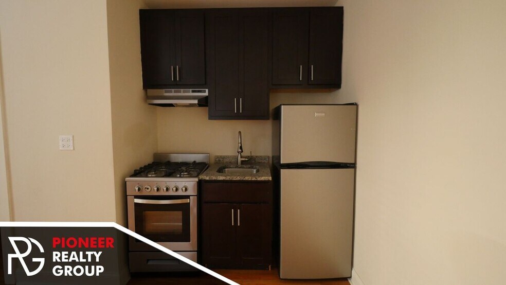 Building Photo - 612 W Patterson Ave