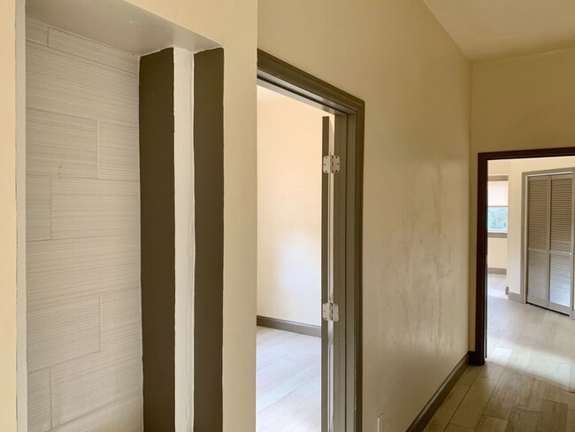 Building Photo - CHARMING AND UPDATED 2 BEDROOM 1 BATH.  MO...