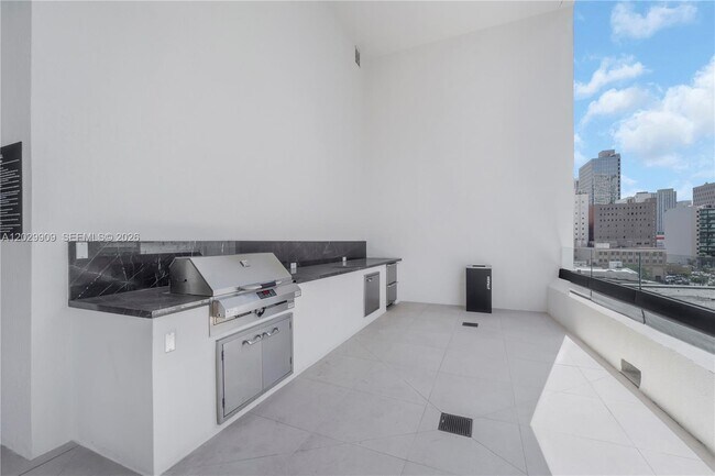 Building Photo - 225 N Miami Ave