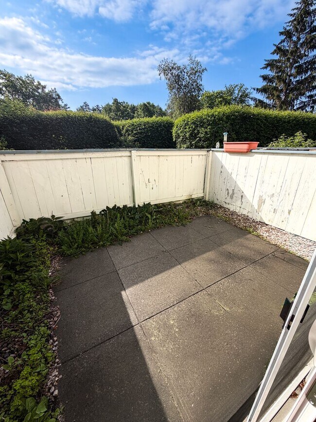 Building Photo - Spacious 2BD/1.5BA Townhome with Laundry, Patio, and Pool Access