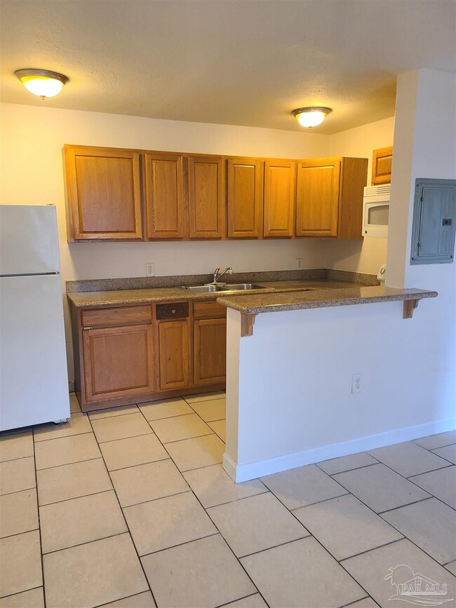 Building Photo - 204 Holmes Dr