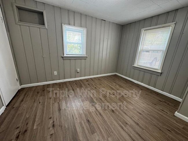 Building Photo - 9733 Dennis Dr