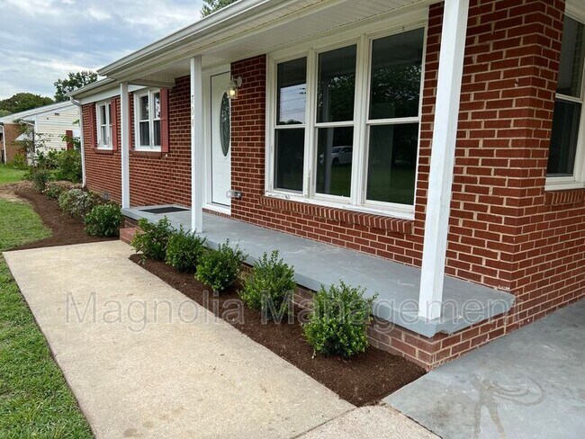 Building Photo - 704 Cardinal Dr