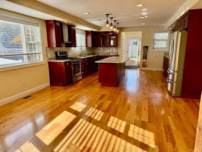 Building Photo - 722 Lowell St