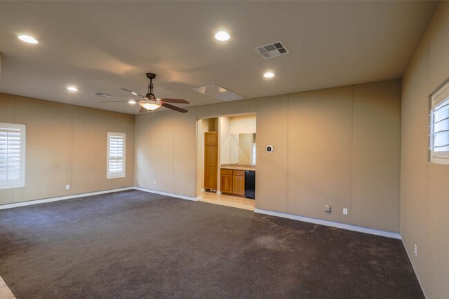Building Photo - Stunning 6 Bedroom Home With Casita Pool H...