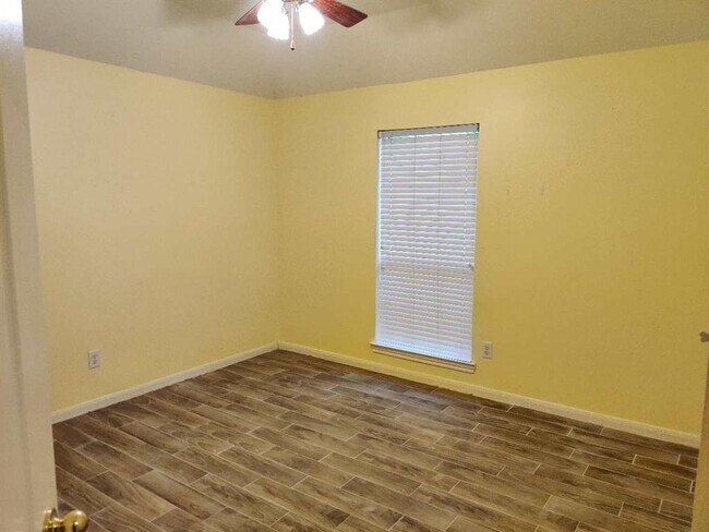 Building Photo - 215 Heathbrook Ln