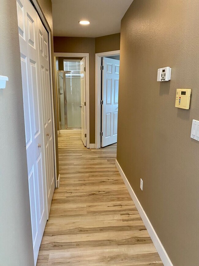 Building Photo - 4 bedroom close to freeway, parks and shopping