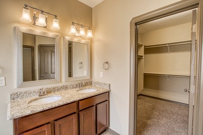 Building Photo - FOR SALE OR FOR RENT 12053 SILVER CROWN RO...