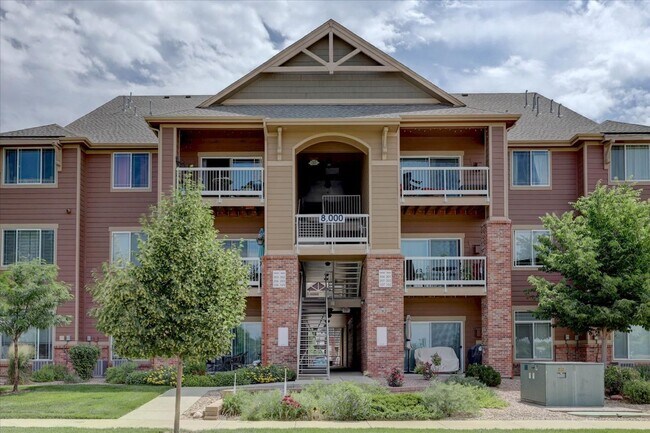 Building Photo - 2nd Floor, 2 bed, 2bath, Community Pool!